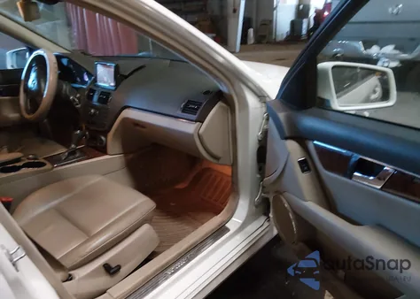 2011 Mercedes-Benz C 300 Sport 4Matic z USA, uszkodzony, nr VIN WDDGF8BB0BR183530